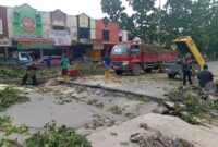 Petugas Dinas Marga tengah bersihkan jalan yang amblas akibat hujan, Kamis (16/1). Foto:Rega/matapedia