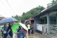 Hujan masih terus mengguyur kota batam BMKG Imbau warga waspada. Warga disalah satu perumahan di Batam, Minggu (19/1/2025). Matapedia6.com/ Luci