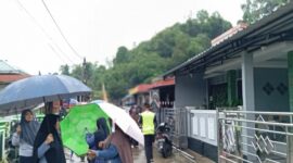 Hujan masih terus mengguyur kota batam BMKG Imbau warga waspada. Warga disalah satu perumahan di Batam, Minggu (19/1/2025). Matapedia6.com/ Luci