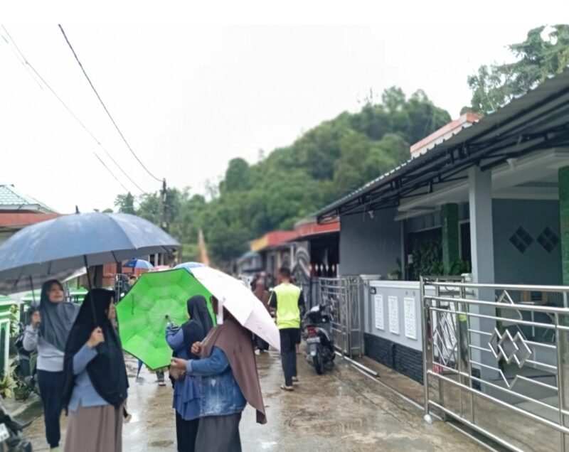 Hujan masih terus mengguyur kota batam BMKG Imbau warga waspada. Warga disalah satu perumahan di Batam, Minggu (19/1/2025). Matapedia6.com/ Luci