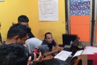 RH tengah diminta keterangannya di Polsek Sagulung, Rabu (22/1). Foto:Matapedia