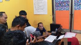 RH tengah diminta keterangannya di Polsek Sagulung, Rabu (22/1). Foto:Matapedia
