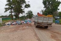 Kondisi jalan rusak dan sampah meluber di jalan menuju Pelabuhan Sagulung, Jumat (24/1). Foto:matapedia
