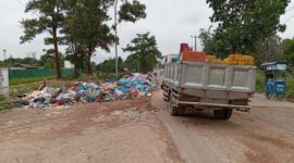 Kondisi jalan rusak dan sampah meluber di jalan menuju Pelabuhan Sagulung, Jumat (24/1). Foto:matapedia