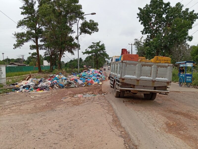 Kondisi jalan rusak dan sampah meluber di jalan menuju Pelabuhan Sagulung, Jumat (24/1). Foto:matapedia