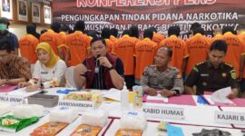 Selama 22 hari awal tahun 2025, Ditresnarkoba Polda Kepri bersama instansi lain di Kepri berhasil ungkap 22 kasus peredaran Narkotika. Konferensi pers dipimpin Ditresnarkoba Polda Kepri, Kombes Pol Anggoro Wicaksono di lobi utama Polda Kepri, Kamis (23/1/2025). Matapedia6.com/ Luci
