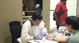 Karyawan Wyndham Panbil saat donor darah, Selasa (28/1). Foto:Istimewa