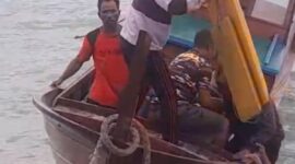 Evakuasi korban nelayan yang hilang kontrak, Kamis (2/1). Foto﻿:Screenshot video/Tim SAR