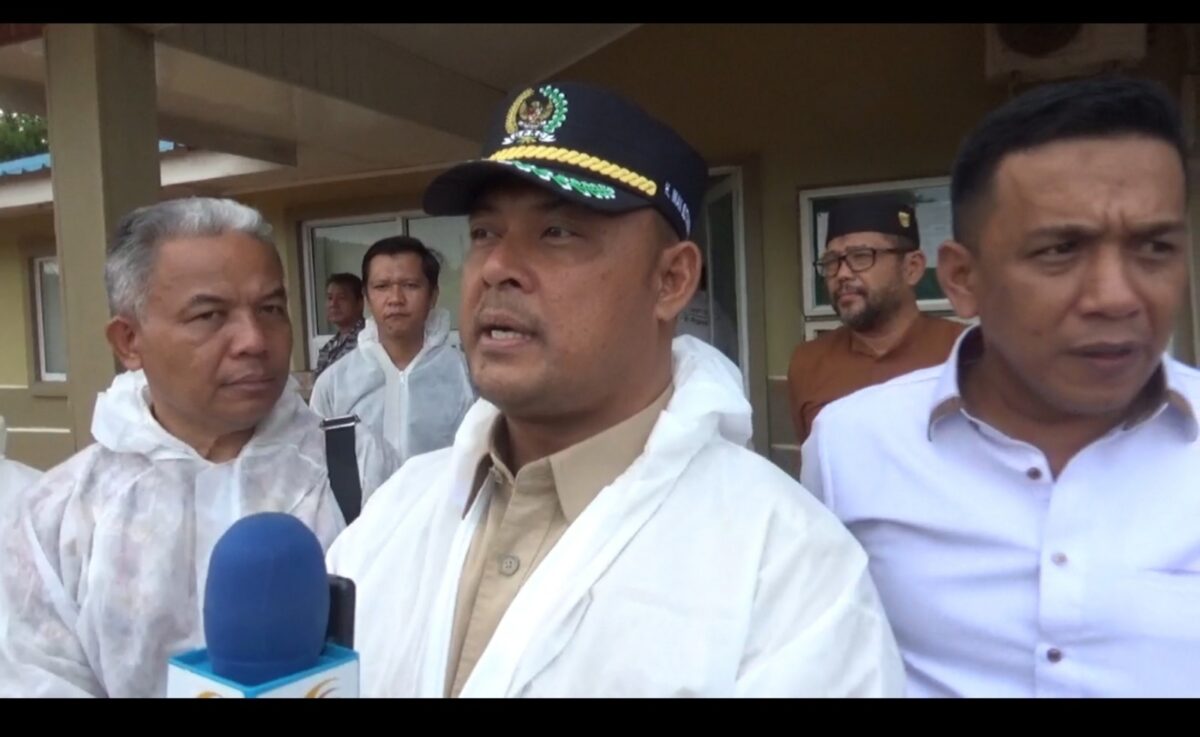 Ketua DPRD Kepri dan anggota DPRI RI saat meninjau penangkaran buaya di Pulau Bulan Batam, Jumat (31/1). Foto:Dok/Bangun