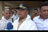 Ketua DPRD Kepri dan anggota DPRI RI saat meninjau penangkaran buaya di Pulau Bulan Batam, Jumat (31/1). Foto:Dok/Bangun