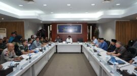 Tim terpadu rapat soal buya lepas di Batam. Foto:BP Batam