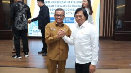 Sekda Batam Jefridin bersama Komeng anggota DPD RI, Senin (3/2). Foto:Diskominfo