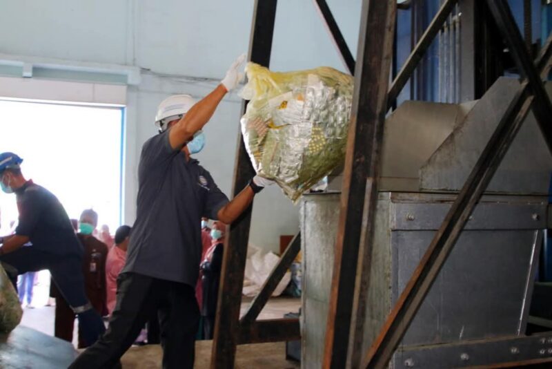 Obat kadaluwarsa dimusnahkan di Desa Air Cargo, Jumat (21/2). Foto:Diskominfo