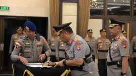 Brigjen Pol Asep Syafrudin saat menandatangani serah terima jabatan di Mabes Polri, Sabtu (1/2/2025). Matapedia6.com/Dok Humas Polda