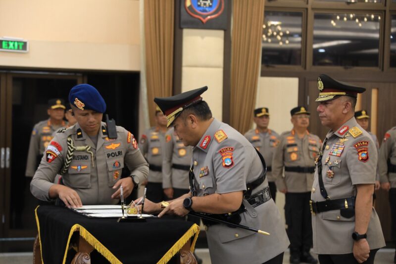 Brigjen Pol Asep Syafrudin saat menandatangani serah terima jabatan di Mabes Polri, Sabtu (1/2/2025). Matapedia6.com/Dok Humas Polda