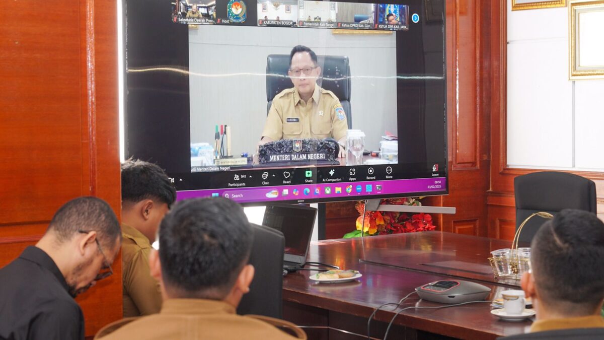 Sekda Kepri, Adi Prihantara mengikuti rapat bersama Menteri Dalam Negeri Tito Karnavian melalui zoom, bahas pelantikan kepala daerah, Senin (3/2/2025). Matapedia6.com/ Istimewa