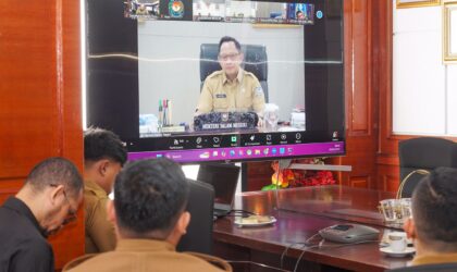 Sekda Kepri, Adi Prihantara mengikuti rapat bersama Menteri Dalam Negeri Tito Karnavian melalui zoom, bahas pelantikan kepala daerah, Senin (3/2/2025). Matapedia6.com/ Istimewa