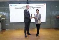 VP Asia Region – Thales Nicolas Bouverot (Kiri) dan Direktur Enterprise & Business Service FM Venusiana R (Kanan) dalam acara penandatanganan Strategic Partnership Agreement (SPA) antara Telkom Indonesia dengan Thales, beberapa waktu yang lalu. Foto:Telkom