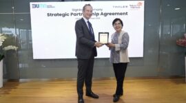 VP Asia Region – Thales Nicolas Bouverot (Kiri) dan Direktur Enterprise & Business Service FM Venusiana R (Kanan) dalam acara penandatanganan Strategic Partnership Agreement (SPA) antara Telkom Indonesia dengan Thales, beberapa waktu yang lalu. Foto:Telkom