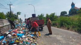 Petugas membersihkan sampah berserakan di jalan Kaveling Seroja Dapur 12 Sagulung, Senin (3/2). Foto:Dok/Ist