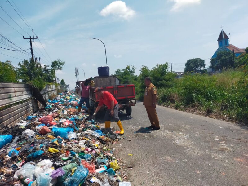 Petugas membersihkan sampah berserakan di jalan Kaveling Seroja Dapur 12 Sagulung, Senin (3/2). Foto:Dok/Ist