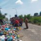 Petugas membersihkan sampah berserakan di jalan Kaveling Seroja Dapur 12 Sagulung, Senin (3/2). Foto:Dok/Ist