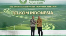  Deputi Bidang Tata Lingkungan Hidup dan Sumber Daya Alam Berkelanjutan BPLH Sigit Reliantoro (Kiri) menyerahkan penghargaan ESG Sustainability Ratings 2025 kepada VP Sustainability Telkom Gunawan Wasisto Ciptaning Andri (Kanan) di Auditorium Menara Bank Mega, Jakarta pada, Jum’at (31/1). Foto:Telkom