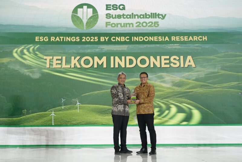  Deputi Bidang Tata Lingkungan Hidup dan Sumber Daya Alam Berkelanjutan BPLH Sigit Reliantoro (Kiri) menyerahkan penghargaan ESG Sustainability Ratings 2025 kepada VP Sustainability Telkom Gunawan Wasisto Ciptaning Andri (Kanan) di Auditorium Menara Bank Mega, Jakarta pada, Jum’at (31/1). Foto:Telkom