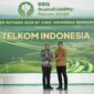  Deputi Bidang Tata Lingkungan Hidup dan Sumber Daya Alam Berkelanjutan BPLH Sigit Reliantoro (Kiri) menyerahkan penghargaan ESG Sustainability Ratings 2025 kepada VP Sustainability Telkom Gunawan Wasisto Ciptaning Andri (Kanan) di Auditorium Menara Bank Mega, Jakarta pada, Jum’at (31/1). Foto:Telkom