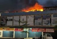 Kobaran api yang membakar lantai tiga ruko di Bengkong Indah Atas, Kecamatan Bengkong, Kota Batam, Rabu (5/2/2025). Matapedia6.com/Istimewa