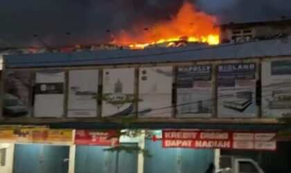 Kobaran api yang membakar lantai tiga ruko di Bengkong Indah Atas, Kecamatan Bengkong, Kota Batam, Rabu (5/2/2025). Matapedia6.com/Istimewa