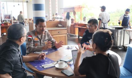 Kabid Humas Polda Kepri Kombes Pol Zahwani Pandra Arsyad saat bertemu dengan pelaku usaha pariwisata Montigo Resort Nongsa di Kota Batam, Rabu (5/2/2025). Matapedia6.com/Dok Humas Polda