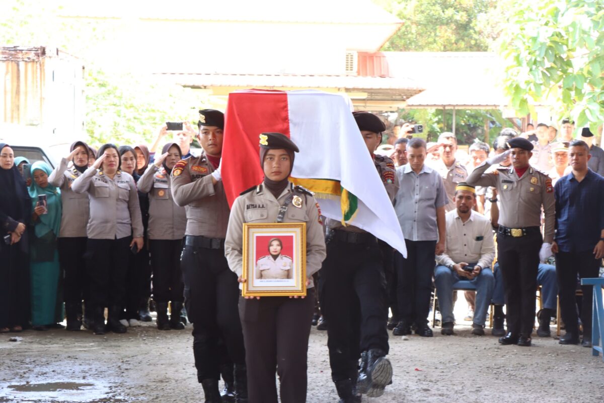 Polda Kepri melakukan upacara pemberangkatan jenazah AKBP Roro Arikawati Kusumaningdyah di rumah Sakit Bhayangkara Polda Kepri, Kamis (6/2/2025). Matapedia6.com/Dok Humas Polda