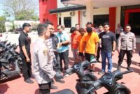 Kapolsek Batuampar saat memintai keterangan kepada salah satu tersangka di halaman Polsek Batuampar, Kamis (6/2/2025). Matapedia6.com/Dok Humas Polres