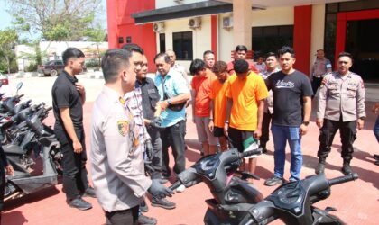 Kapolsek Batuampar saat memintai keterangan kepada salah satu tersangka di halaman Polsek Batuampar, Kamis (6/2/2025). Matapedia6.com/Dok Humas Polres