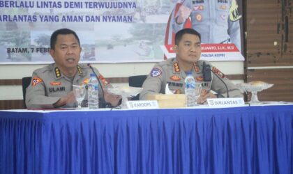 Karo Ops Polda Kepri, Kombes Pol Ulami Sudjaja, didampingi Dirlantas Polda Kepri, Kombes Pol Tri Yulianto, saat membuka giat Operasi Keselamatan Seligi 2025, di Mapolda Kepri, Jumat (7/2/2024). Matapedia6.com/ Dok Humas Polda