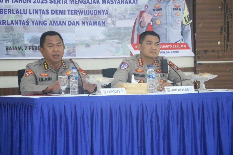 Karo Ops Polda Kepri, Kombes Pol Ulami Sudjaja, didampingi Dirlantas Polda Kepri, Kombes Pol Tri Yulianto, saat membuka giat Operasi Keselamatan Seligi 2025, di Mapolda Kepri, Jumat (7/2/2024). Matapedia6.com/ Dok Humas Polda