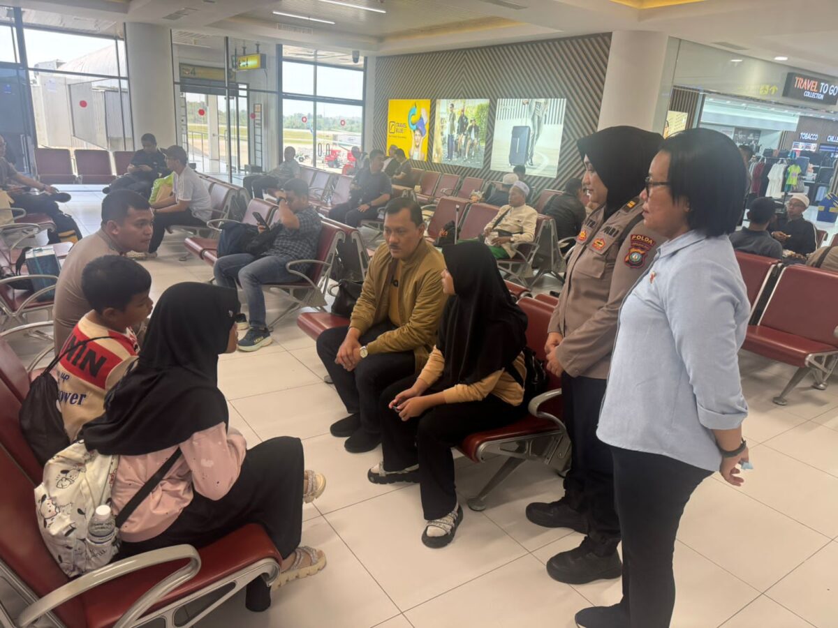 Kabid Humas Polda Kepri Kombes Pol Zahwani Pandra Arsyad saat bertemu dengan ketiga anak korban di Bandara, saat pemulangan jenazah ke Kampung halaman di Magelang, Kamis (6/2/2025). Matapedia6.com/ Dok Kabid Humas