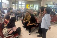 Kabid Humas Polda Kepri Kombes Pol Zahwani Pandra Arsyad saat bertemu dengan ketiga anak korban di Bandara, saat pemulangan jenazah ke Kampung halaman di Magelang, Kamis (6/2/2025). Matapedia6.com/ Dok Kabid Humas