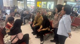Kabid Humas Polda Kepri Kombes Pol Zahwani Pandra Arsyad saat bertemu dengan ketiga anak korban di Bandara, saat pemulangan jenazah ke Kampung halaman di Magelang, Kamis (6/2/2025). Matapedia6.com/ Dok Kabid Humas 