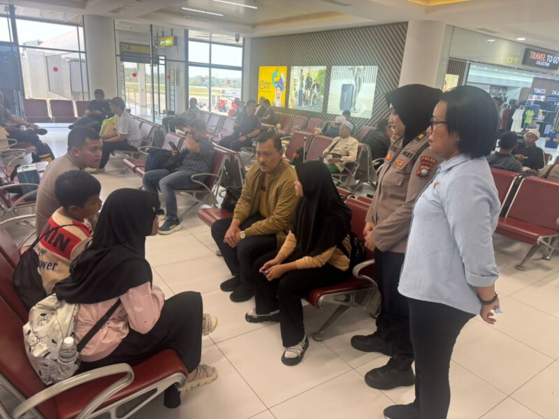 Kabid Humas Polda Kepri Kombes Pol Zahwani Pandra Arsyad saat bertemu dengan ketiga anak korban di Bandara, saat pemulangan jenazah ke Kampung halaman di Magelang, Kamis (6/2/2025). Matapedia6.com/ Dok Kabid Humas 