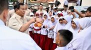 Presiden Republik Indonesia Prabowo Subianto berbincang bersama siswa, saat meninjau Program MBG di Bogor, Senin (10/2/2025). Matapedia6.com/Dok Setneg