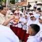 Presiden Republik Indonesia Prabowo Subianto berbincang bersama siswa, saat meninjau Program MBG di Bogor, Senin (10/2/2025). Matapedia6.com/Dok Setneg