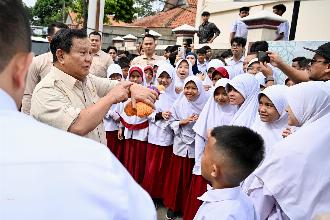 Presiden Republik Indonesia Prabowo Subianto berbincang bersama siswa, saat meninjau Program MBG di Bogor, Senin (10/2/2025). Matapedia6.com/Dok Setneg