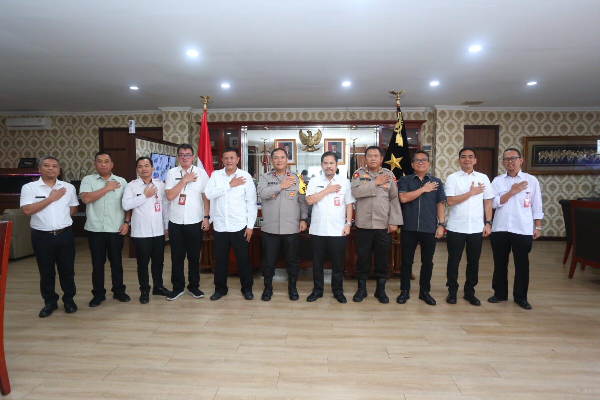 Kepala Kantor Wilayah Badan Pertanahan Nasional (Kakanwil BPN) Provinsi Kepulauan Riau (Kepri), Nurus Sholichin, bersama Kapolda Kepri foto bersama usai silaturahmi di ruang kerja Kapolda Kepri, Brigjen Pol. Asep Safrudin, Selasa (11/2/2025). Matapedia6.com/Dok Humas Polda Kepri