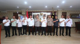 Kepala Kantor Wilayah Badan Pertanahan Nasional (Kakanwil BPN) Provinsi Kepulauan Riau (Kepri), Nurus Sholichin, bersama Kapolda Kepri foto bersama usai silaturahmi di ruang kerja Kapolda Kepri, Brigjen Pol. Asep Safrudin, Selasa (11/2/2025). Matapedia6.com/Dok Humas Polda Kepri