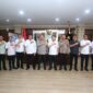 Kepala Kantor Wilayah Badan Pertanahan Nasional (Kakanwil BPN) Provinsi Kepulauan Riau (Kepri), Nurus Sholichin, bersama Kapolda Kepri foto bersama usai silaturahmi di ruang kerja Kapolda Kepri, Brigjen Pol. Asep Safrudin, Selasa (11/2/2025). Matapedia6.com/Dok Humas Polda Kepri