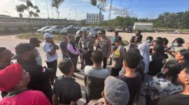 Warga Putra Jaya dan juga perumahan lain yang ada di Tanjunguncang mendatangi perusahaan karena banyak warga tidak diterima masuk kerja, dan terkesan lebih mengutamakan dari luar, Selasa (11/2/2025). Matapedia6.com/Dok Polsek