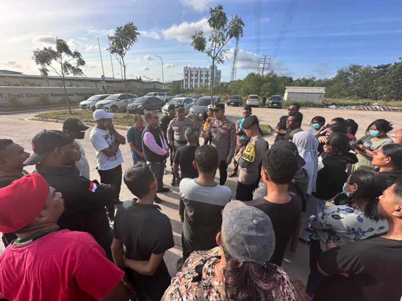 Warga Putra Jaya dan juga perumahan lain yang ada di Tanjunguncang mendatangi perusahaan karena banyak warga tidak diterima masuk kerja, dan terkesan lebih mengutamakan dari luar, Selasa (11/2/2025). Matapedia6.com/Dok Polsek