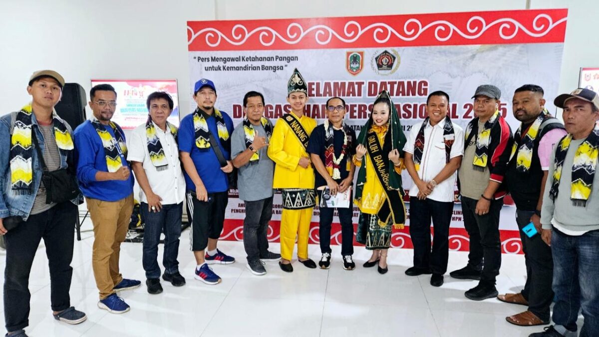 Delegasi PWI Kepri saat tiba di Kompleks Kantor Gubernur Kalimantan Selatan, Banjar Baru, sebagai lokasi pelaksanaan HPN 2025. Matapedia6.com/ Dok PWI Kepri